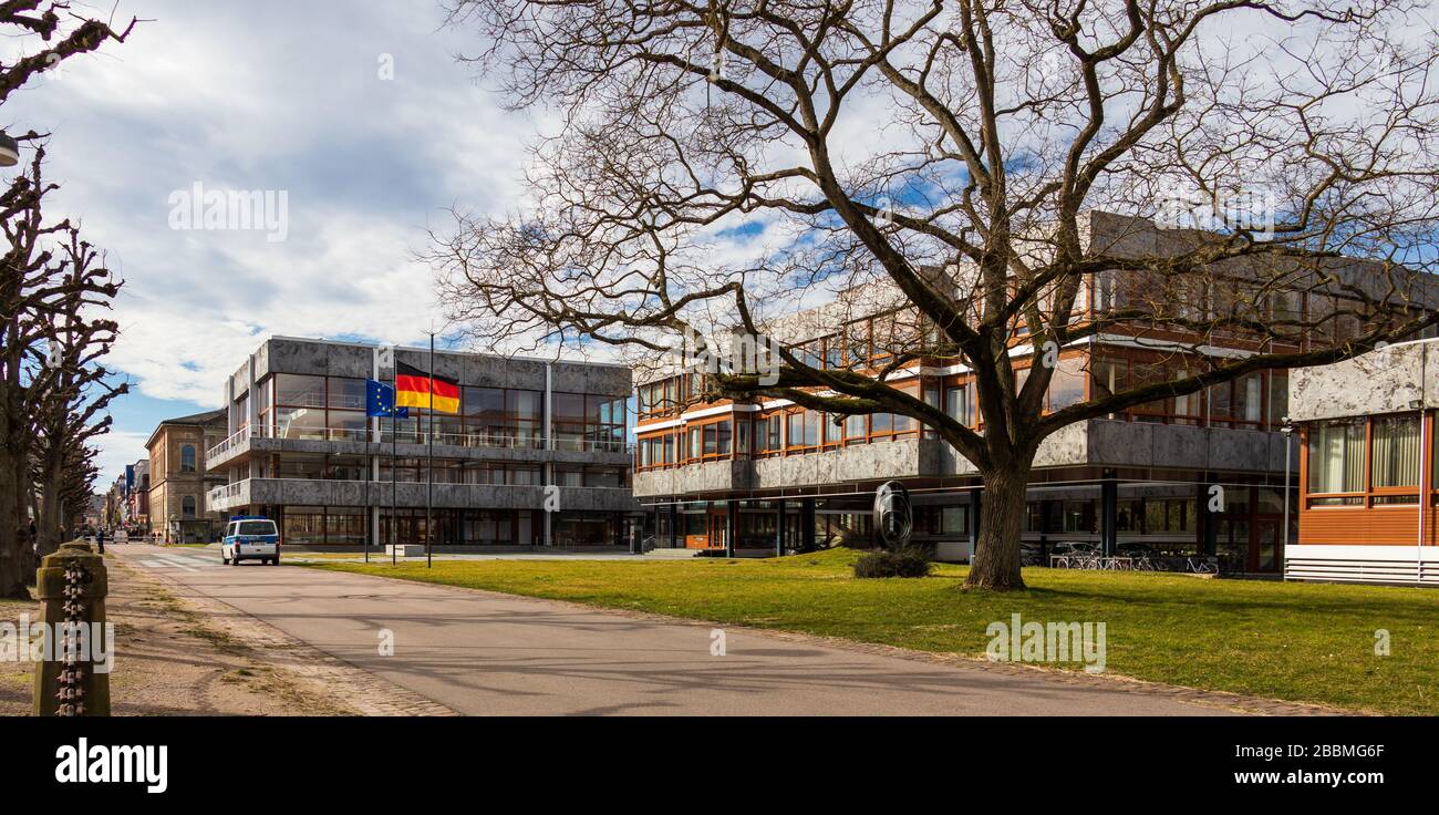 Edifici e Piazza d'ingresso della Corte federale di giustizia della Germania, Bundesverfassungsgericht, BGH. A Karlsruhe, Germania Foto Stock