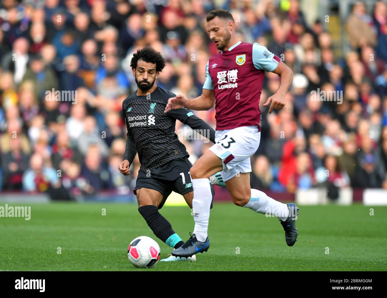 Mohamed Salah di Liverpool (a sinistra) e Erik Pieters di Burnley combattono per la palla Foto Stock