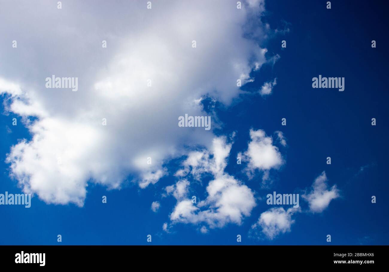 Cielo blu e nuvole bianche soffici. Bellissimo sfondo per design o biglietto di auguri. Foto Stock