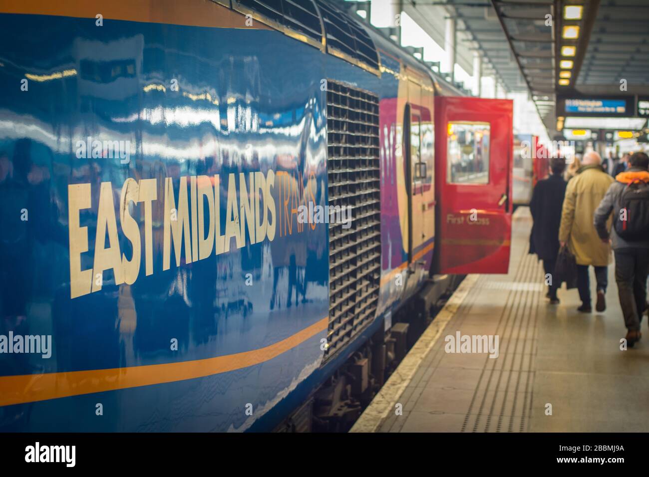Treno East Midland e passeggeri sul binario alla stazione di St Pancras Foto Stock