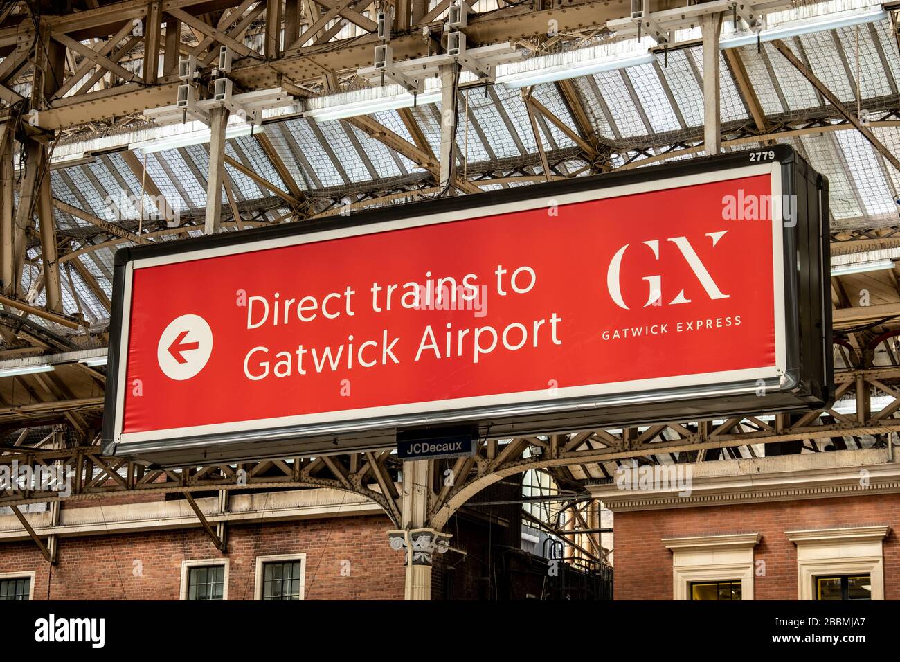 Gatwick Express Sign Inside London Victoria Station - UK Foto Stock