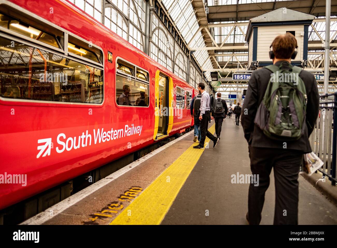 LONDRA- un treno della Ferrovia del Sud Ovest sulla piattaforma alla Stazione di London Waterloo, una stazione ferroviaria principale Foto Stock