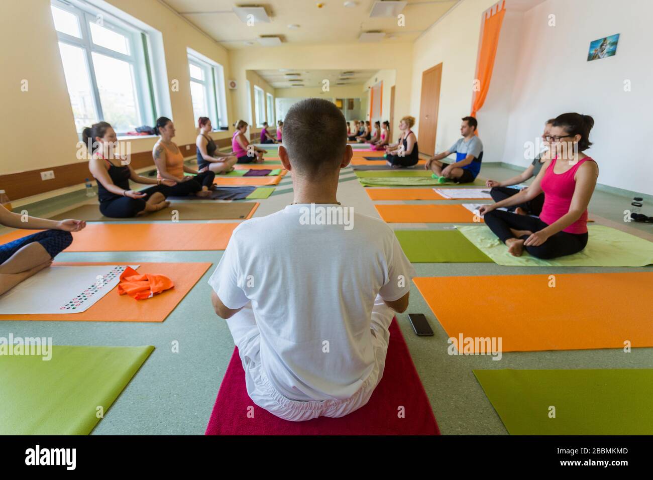 Sessione di pratica yoga in corso Foto Stock