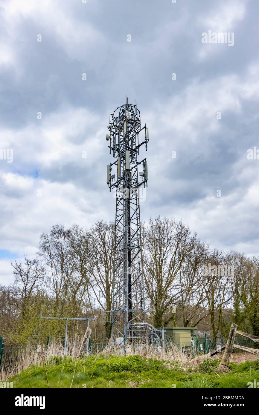 Alta torre di telecomunicazioni a traliccio in acciaio che fa parte della rete di trasmissione di telecomunicazioni mobili, Woking, Surrey, Inghilterra sud-orientale Foto Stock