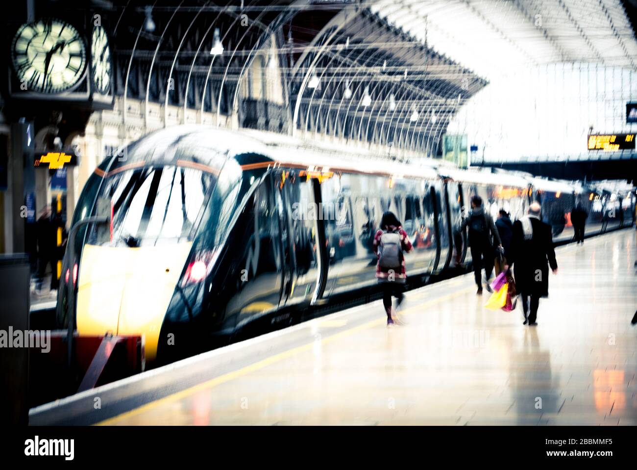 Persone sulla piattaforma della stazione ferroviaria di Londra Foto Stock