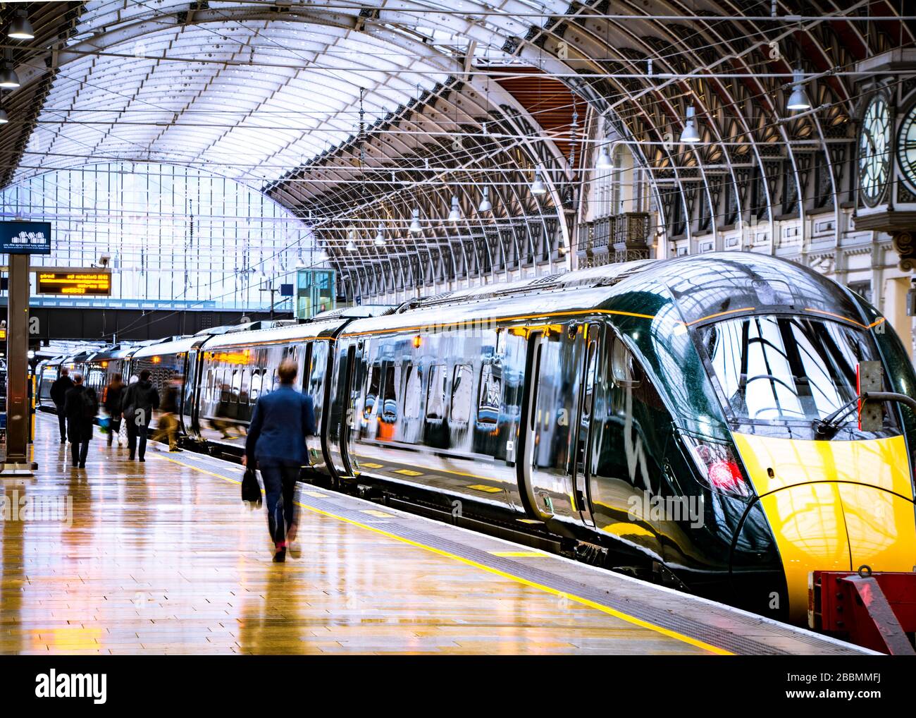 Persone sulla piattaforma della stazione ferroviaria di Londra Foto Stock