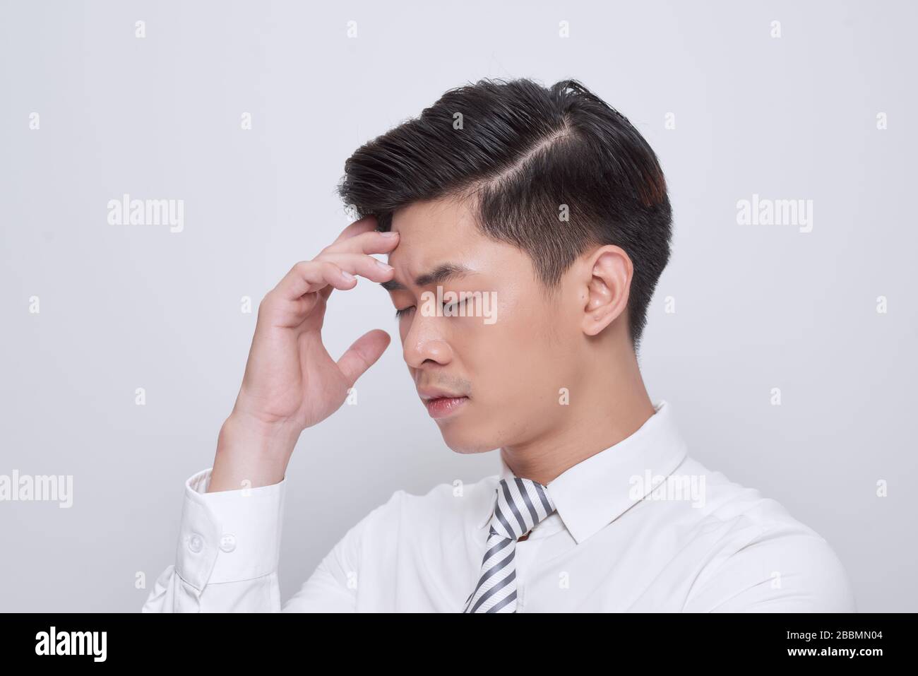 Giovane e bel uomo d'affari che indossa cravatta preoccupato e sollecitato per un problema con la mano sulla fronte, nervoso e ansioso per la crisi Foto Stock