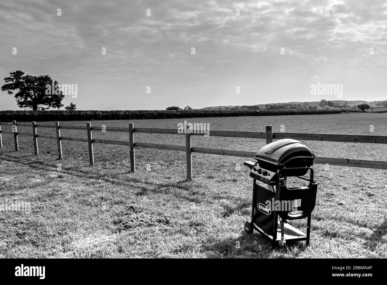 Barbecue nel mezzo di un campo glamping. Inghilterra Foto Stock
