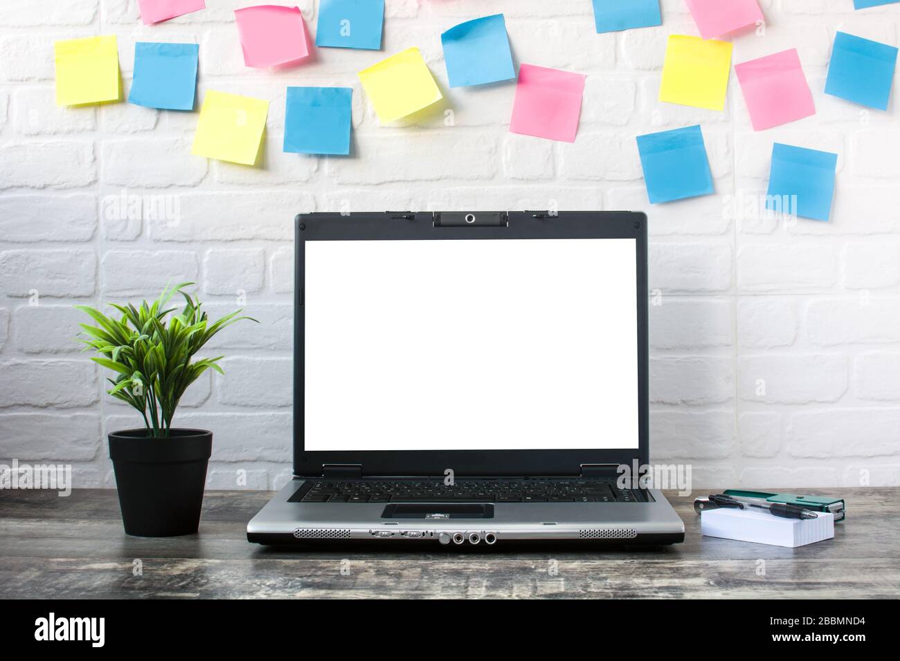 Elegante spazio di lavoro con computer a casa. Mockup Foto Stock