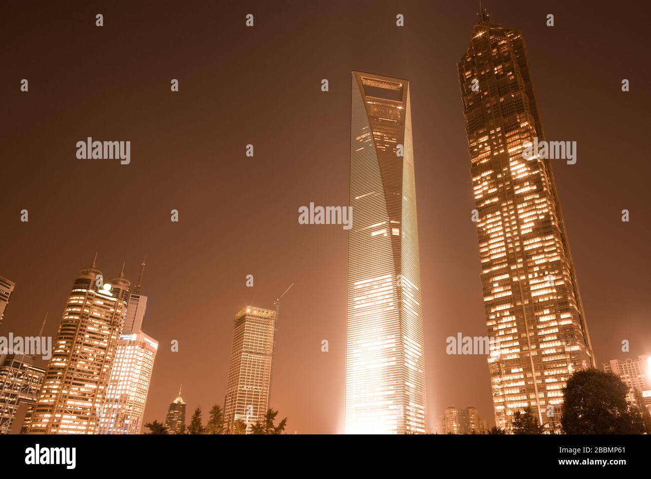 Skyline di uffici nel quartiere finanziario di Lujiazui di notte, Shanghai, Cina. Foto Stock