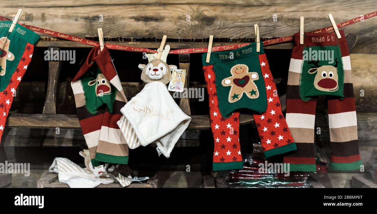Artigianato di Natale, mini abbigliamento ancorato su un camino Garland in Inghilterra Foto Stock