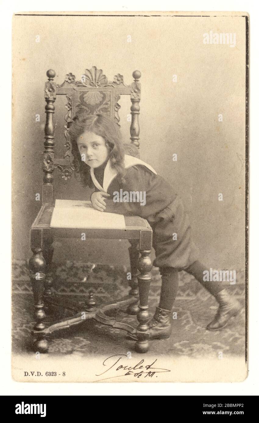 Cartolina belga dei primi del 1900, ragazzo con capelli lunghi e abito da marinaio, parte posteriore indivisa, Belgio, pubblicato aprile 1900 Foto Stock