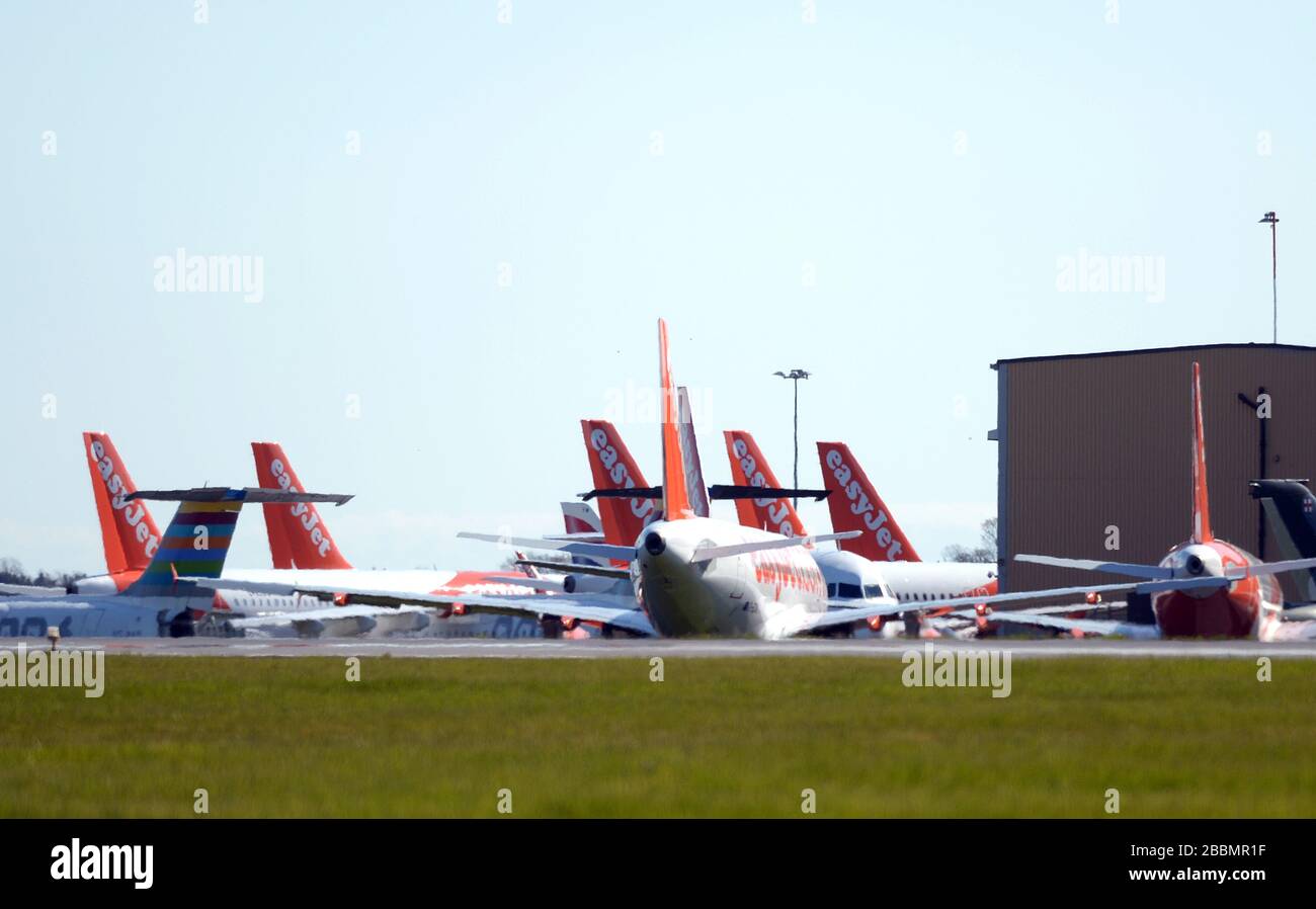 Le sponde dell'aeromobile easyJet parcheggiate all'aeroporto di Southend dopo che le compagnie aeree hanno ridotto i voli in mezzo a restrizioni di viaggio e un enorme calo della domanda a causa della pandemia di coronavirus. Foto Stock