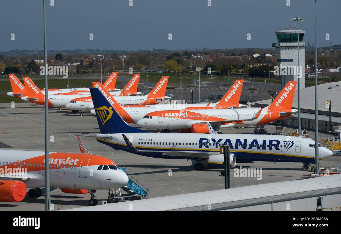 Gli aerei Ryanair e esayJet parcheggiati all'aeroporto di Southend dopo che le compagnie aeree hanno ridotto i voli in mezzo a restrizioni di viaggio e un enorme calo della domanda a causa della pandemia di coronavirus. Foto Stock