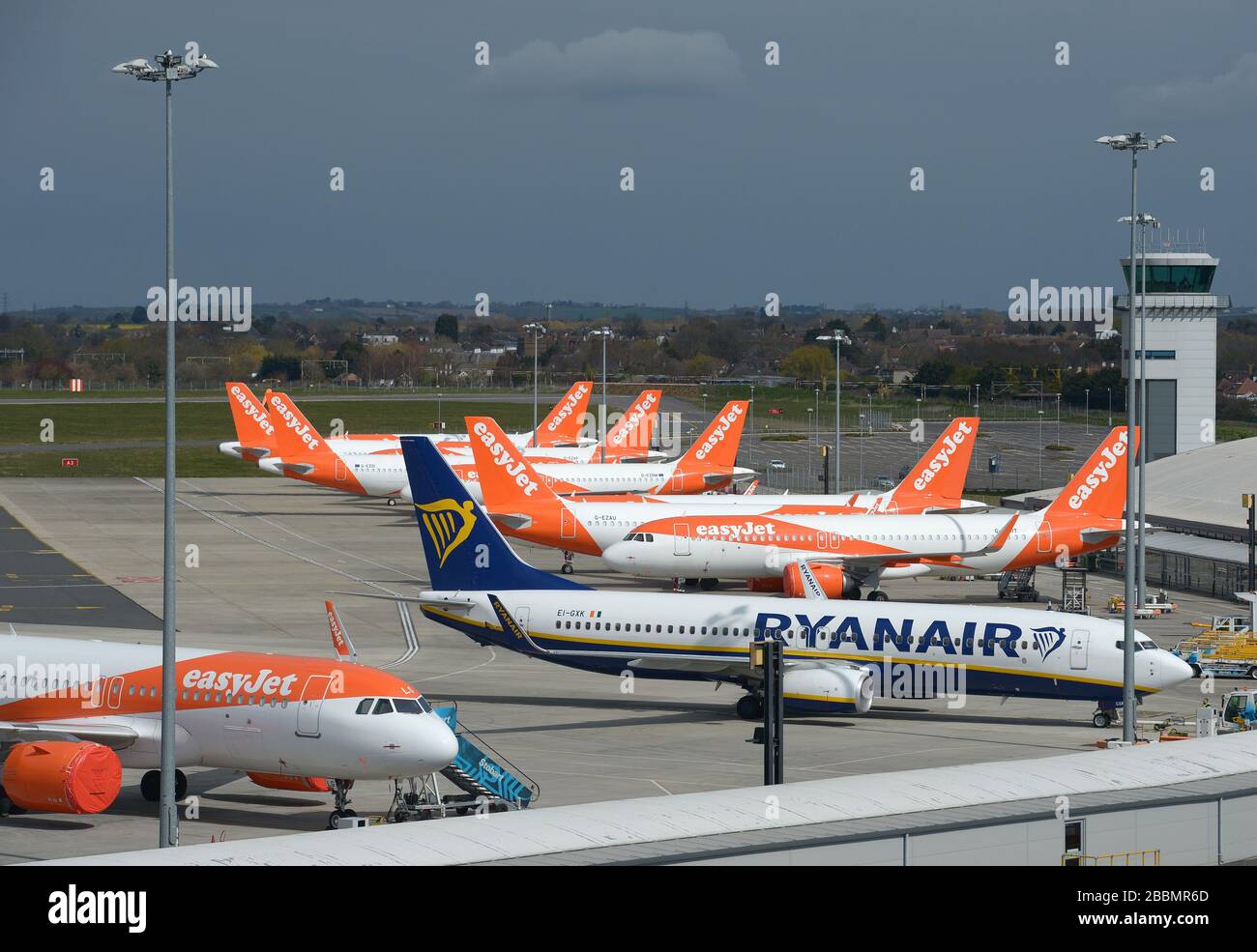 Un aeromobile Ryanair e esayJet parcheggiato all'aeroporto di Southend dopo che le compagnie aeree hanno ridotto i voli in mezzo a restrizioni di viaggio e un enorme calo della domanda a causa della pandemia di coronavirus. Foto Stock