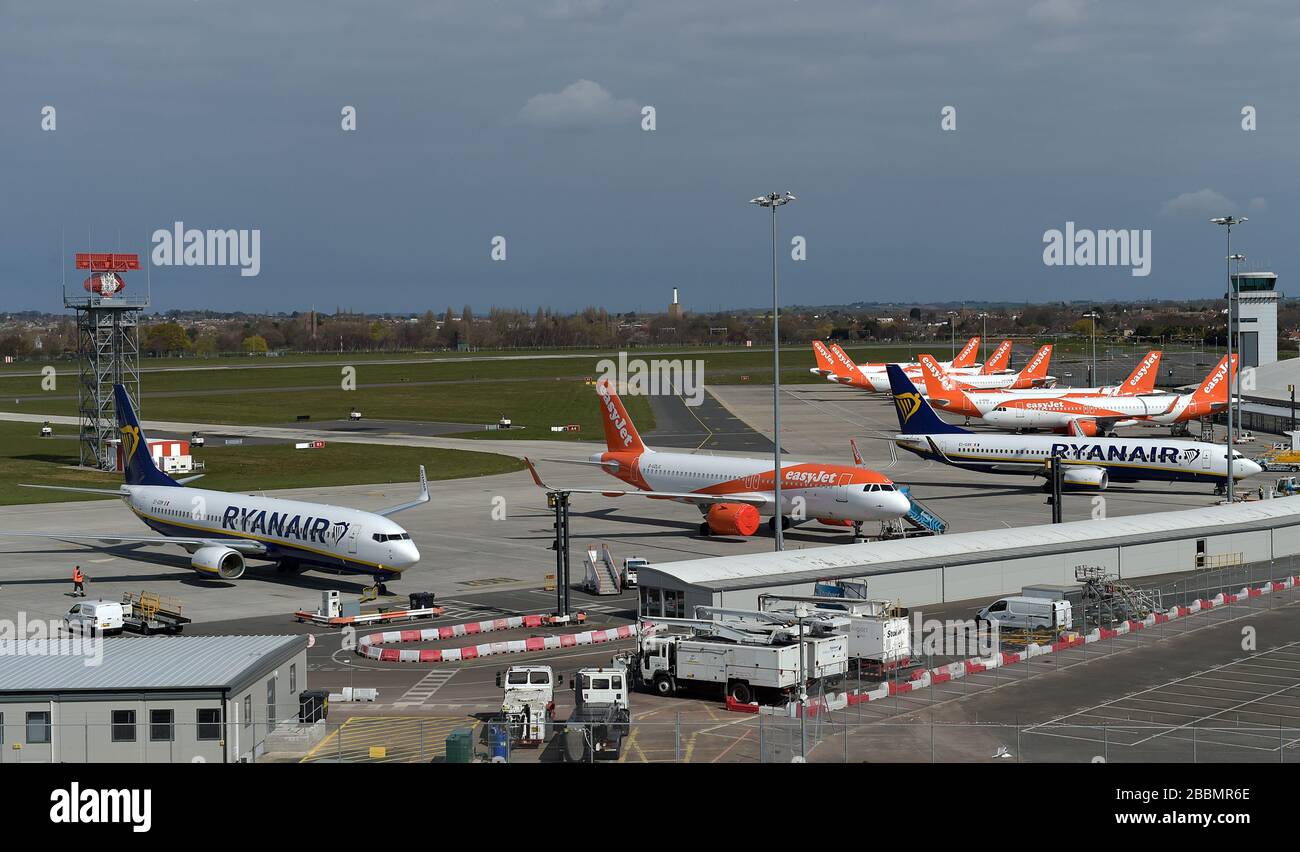 Gli aerei Ryanair e esayJet parcheggiati all'aeroporto di Southend dopo che le compagnie aeree hanno ridotto i voli in mezzo a restrizioni di viaggio e un enorme calo della domanda a causa della pandemia di coronavirus. Foto Stock