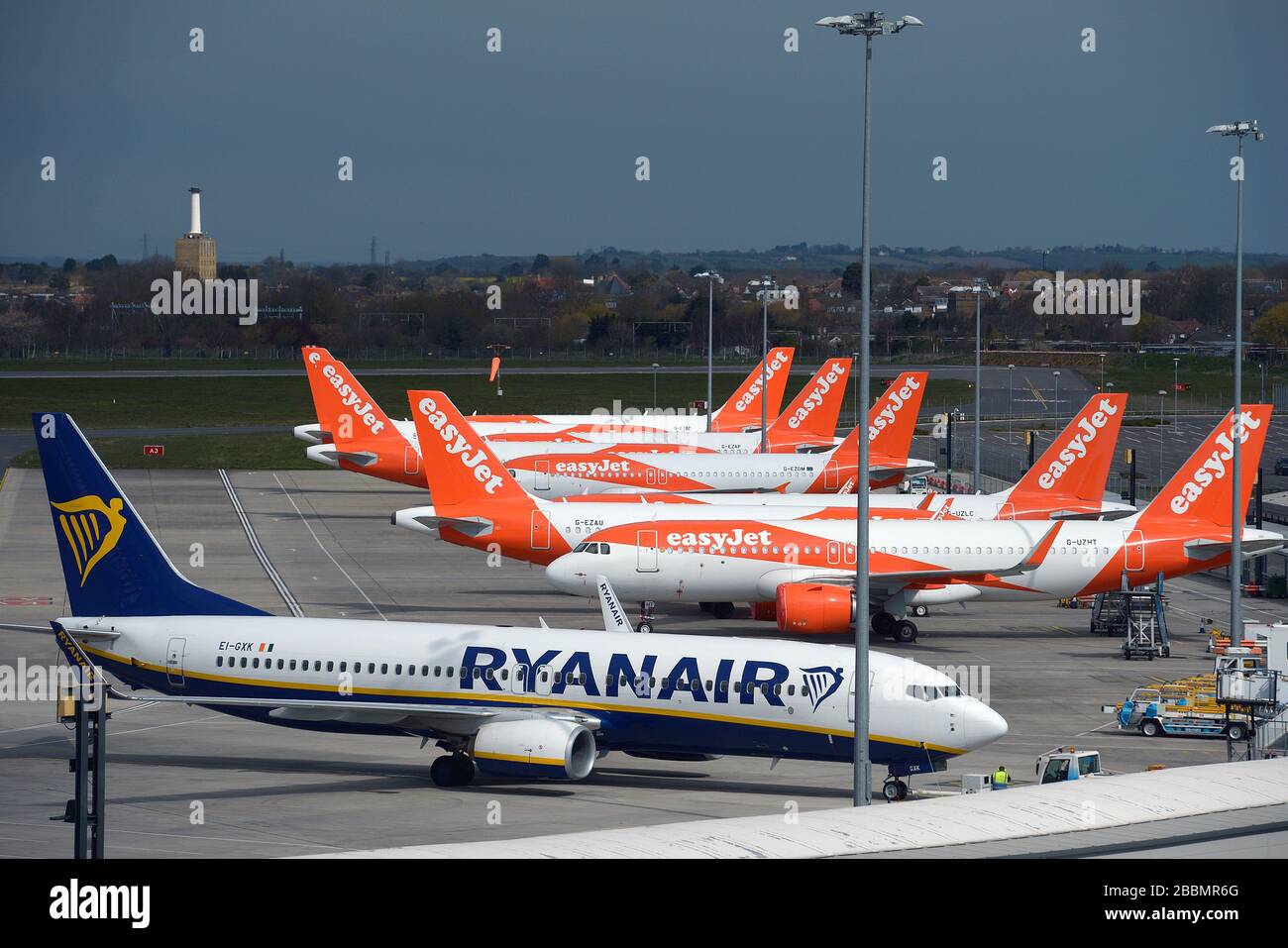 Un aeromobile Ryanair e esayJet parcheggiato all'aeroporto di Southend dopo che le compagnie aeree hanno ridotto i voli in mezzo a restrizioni di viaggio e un enorme calo della domanda a causa della pandemia di coronavirus. Foto Stock