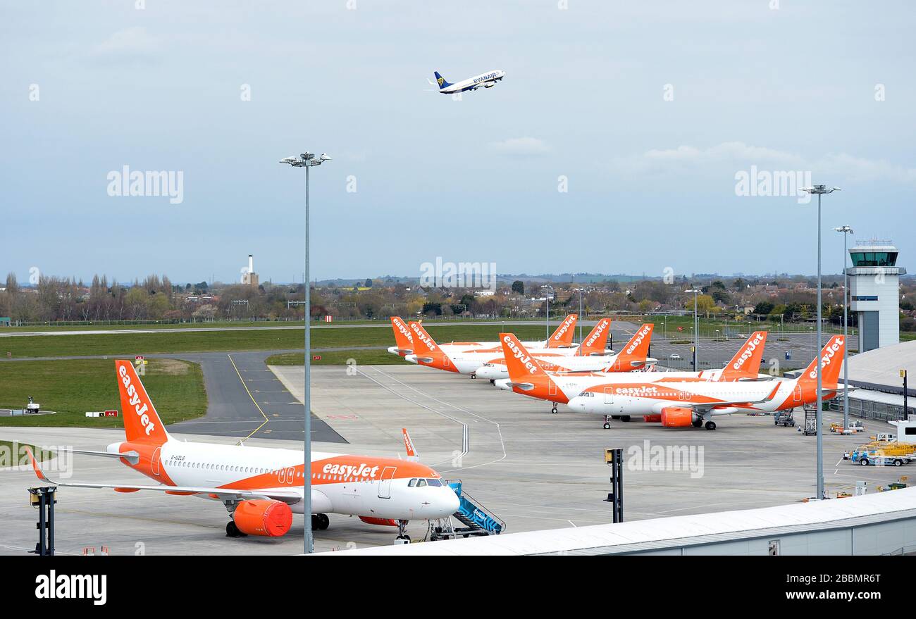 Un aeromobile Ryanair decollare dall'aeroporto di Southend, in quanto gli aerei easyJets sono rimasti parcheggiati dopo che le compagnie aeree hanno ridotto i voli in mezzo a restrizioni di viaggio e un enorme calo della domanda a causa della pandemia di coronavirus. Foto Stock