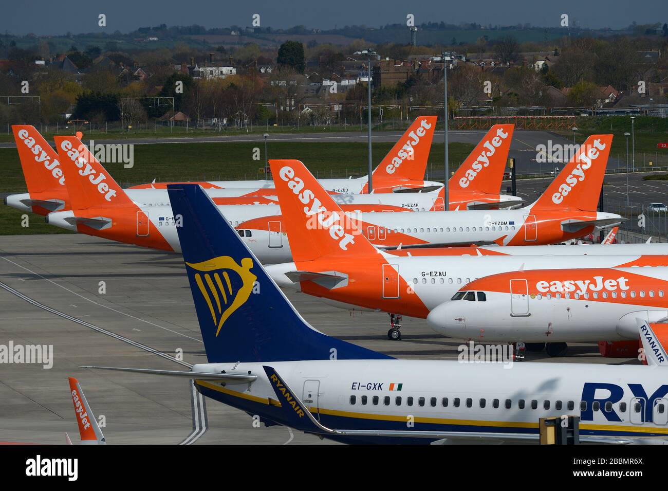 Un aeromobile Ryanair e esayJet parcheggiato all'aeroporto di Southend dopo che le compagnie aeree hanno ridotto i voli in mezzo a restrizioni di viaggio e un enorme calo della domanda a causa della pandemia di coronavirus. Foto Stock