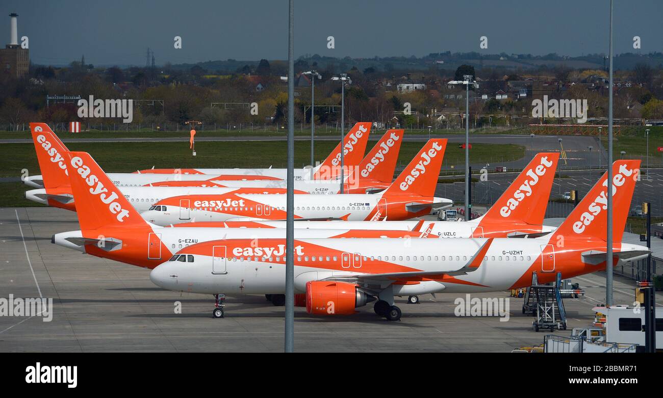 Gli aerei esayJet parcheggiati all'aeroporto di Southend dopo che le compagnie aeree hanno ridotto i voli in mezzo a restrizioni di viaggio e un enorme calo della domanda a causa della pandemia di coronavirus. Foto Stock