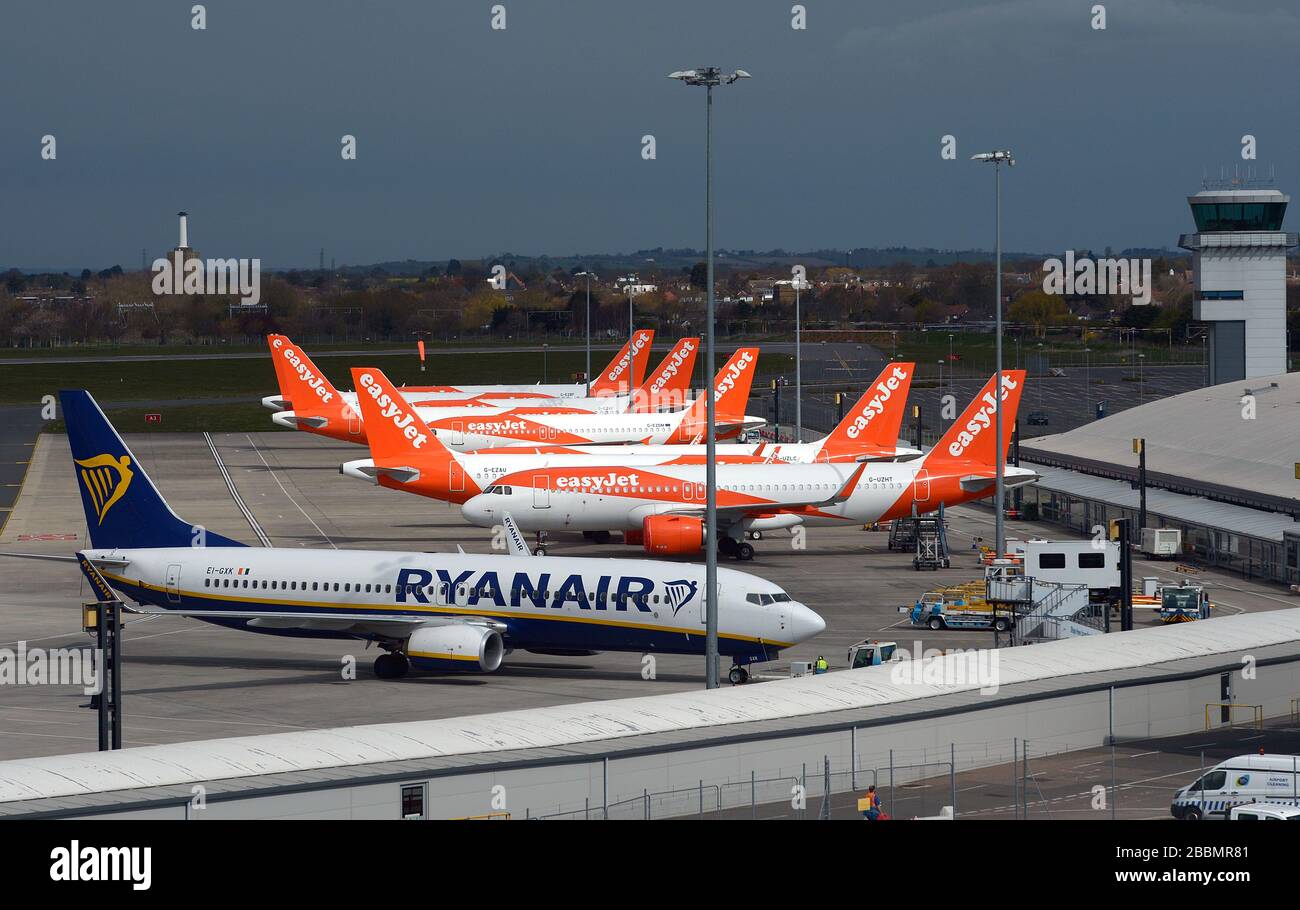 Un aeromobile Ryanair e esayJet parcheggiato all'aeroporto di Southend dopo che le compagnie aeree hanno ridotto i voli in mezzo a restrizioni di viaggio e un enorme calo della domanda a causa della pandemia di coronavirus. Foto Stock