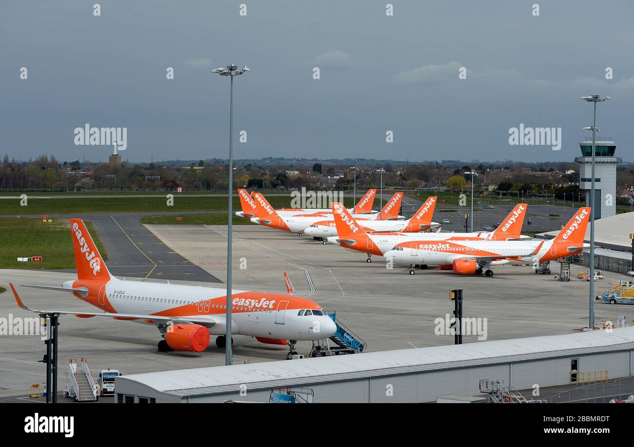 Gli aerei esayJet parcheggiati all'aeroporto di Southend dopo che le compagnie aeree hanno ridotto i voli in mezzo a restrizioni di viaggio e un enorme calo della domanda a causa della pandemia di coronavirus. Foto Stock