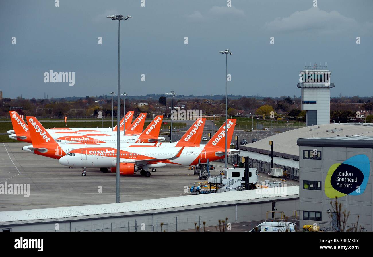 Gli aerei esayJet parcheggiati all'aeroporto di Southend dopo che le compagnie aeree hanno ridotto i voli in mezzo a restrizioni di viaggio e un enorme calo della domanda a causa della pandemia di coronavirus. Foto Stock