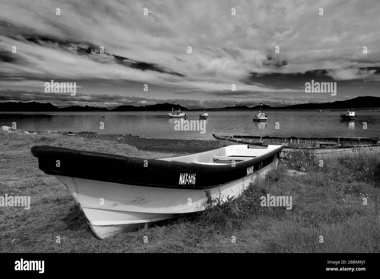 Barche da pesca nel Golfo dell'Ammiraglio Montt, Puerto Natales città, Patagonia, Cile, Sud America Foto Stock