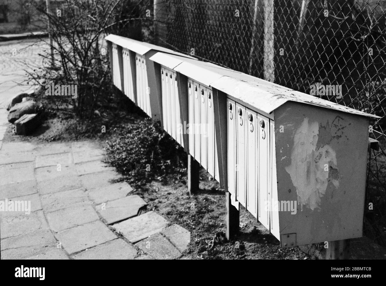 25 marzo 1992, Sassonia-Anhalt, Burg: Le cassette postali del RDT si trovano in un angolo di strada. Foto: Stephan Schulz/dpa-Zentralbild/ZB Foto Stock