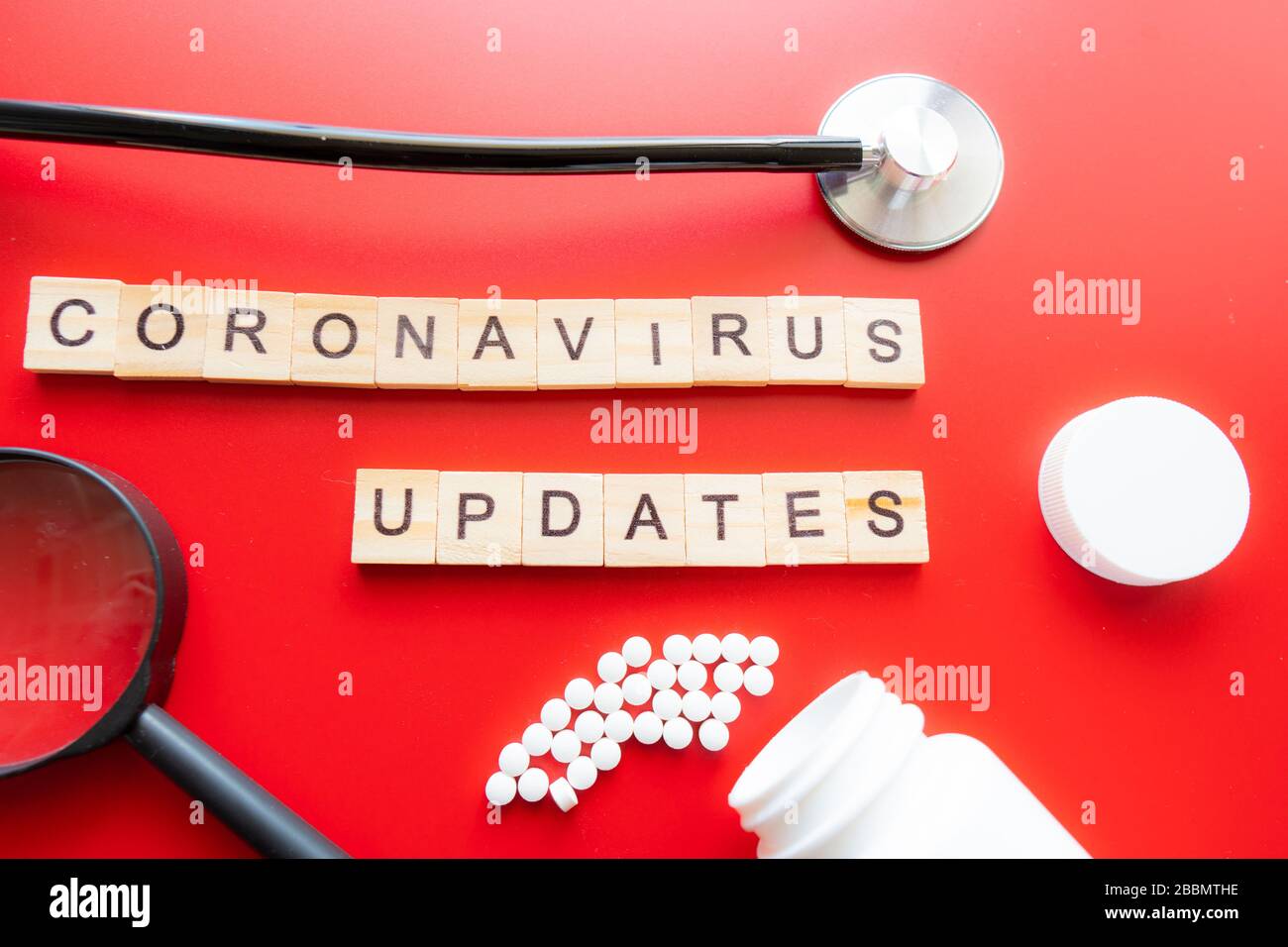 Segno di aggiornamento del coronavirus. Design blu e arancione che allertano di aggiornare o interrompere le informazioni riguardanti la pandemia di coronavirus. Foto Stock