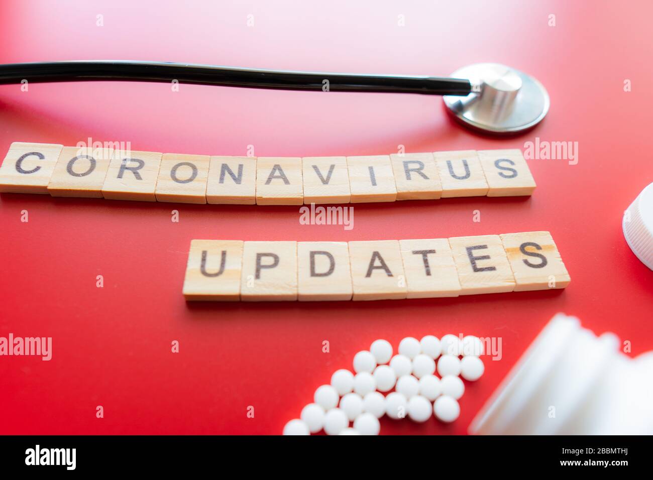 Segno di aggiornamento del coronavirus. Design blu e arancione che allertano di aggiornare o interrompere le informazioni riguardanti la pandemia di coronavirus. Foto Stock
