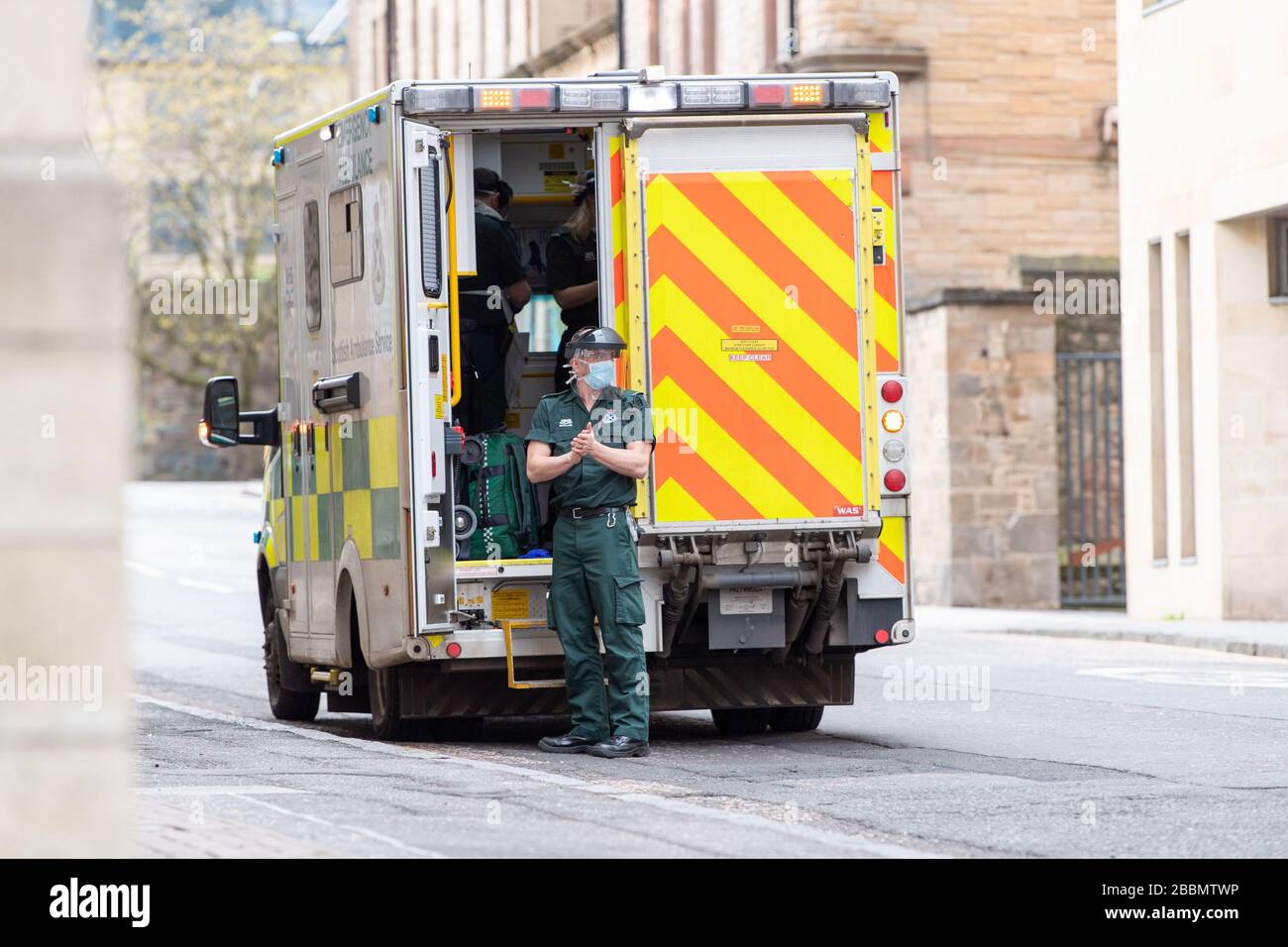 Personale di polizia e ambulanza, PPE, covid 19, coronavirus, nhs, Scozia, Edimburgo Foto Stock