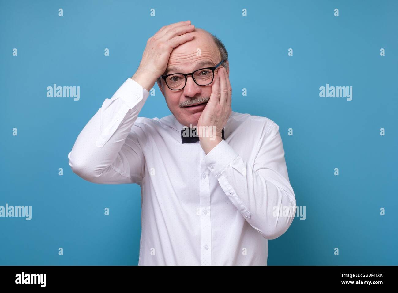 uomo che guarda caemra perplesso e pensando di non avere idea cosa fare Foto Stock