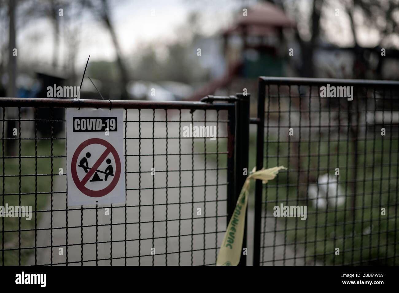 Parco giochi chiuso durante la crisi di covid-19 in una giornata torbida a Zagabria, croazia Foto Stock