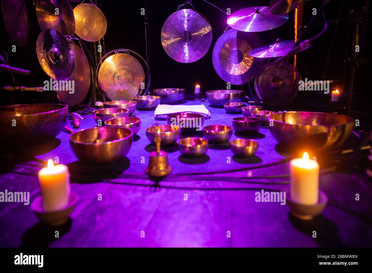 Musica terapia sul tipo speciale di bocce musicali, relax, riposo per la mente, concetto di strumento Foto Stock