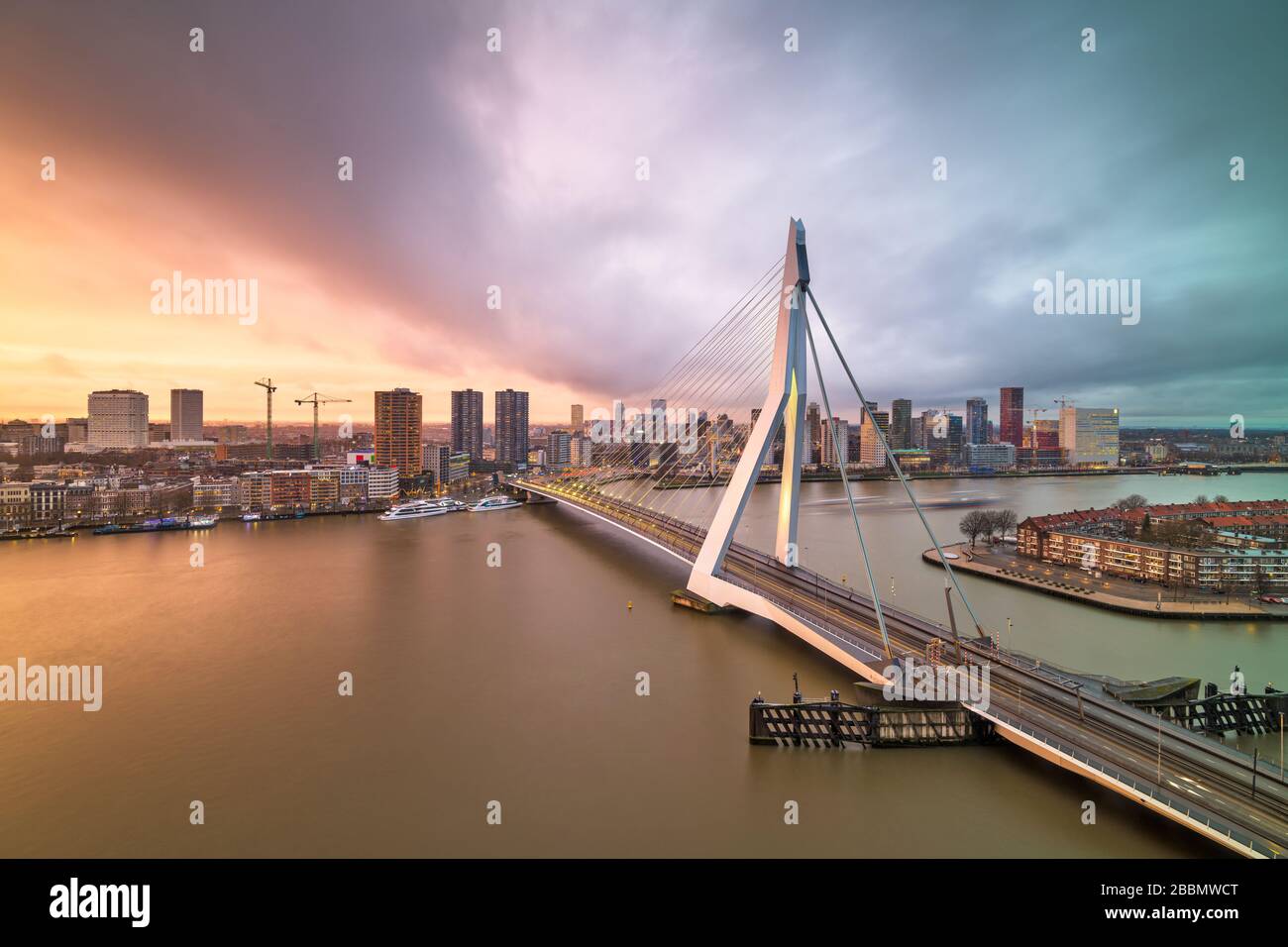 Rotterdam, Paesi Bassi, skyline della città al crepuscolo. Foto Stock