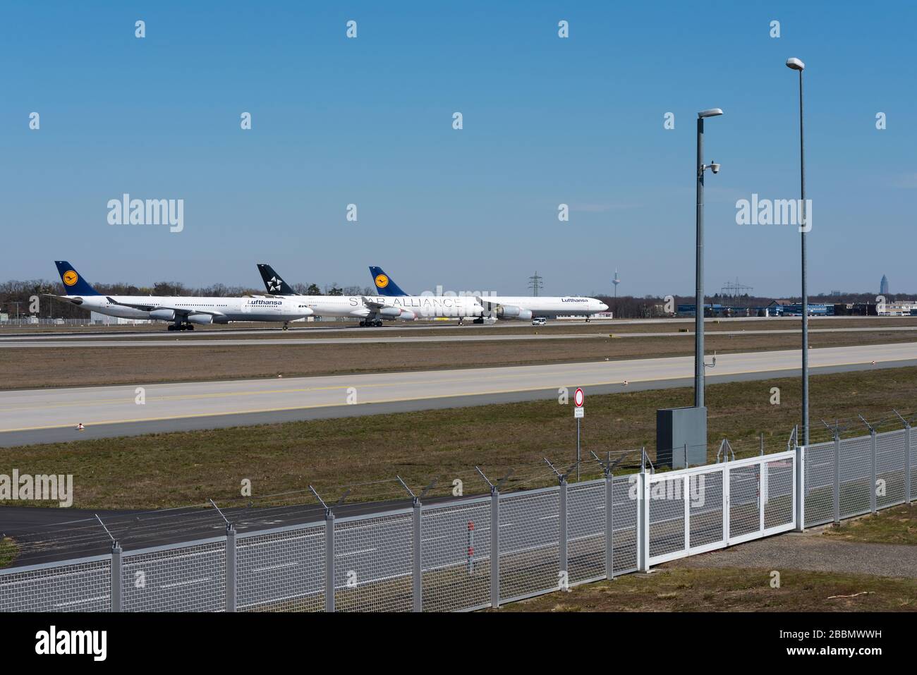 lufthansa Planes Park a causa del Corona, Covid 19 shutdownon la pista nord-occidentale dell'aeroporto di Francoforte, fra, Germania Foto Stock