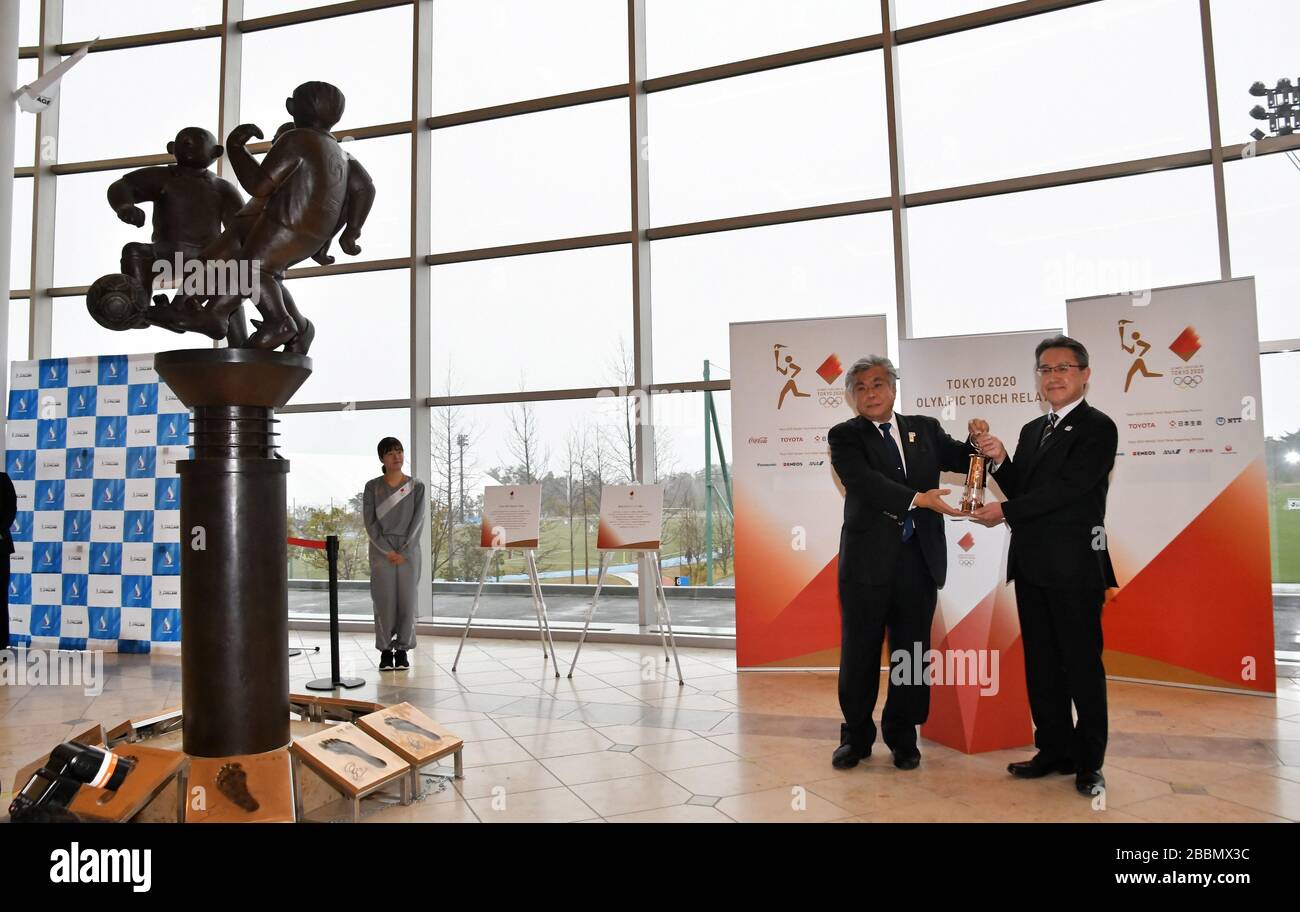 Fukushima J-Village, Giappone. 01st Apr, 2020. Tokyo 2020 Organizing Committee dei Giochi Olimpici e Paralimpici, COO Yukihiko Nunomura (L) prende il passaggio della lanterna contenente la fiamma olimpica da Tokyo 2020 a Makoto Noji, Direttore Generale dell'Ufficio Cultura e Sport, Prefettura di Fukushima presso il Centro Nazionale di formazione J-Village a Naraha-città, Prefettura di Fukushima, Giappone mercoledì 1 aprile 2020. J-Village è stato utilizzato come base per rispondere agli incidenti delle centrali nucleari di Fukushima Daiichi dal 15 marzo 2011 al 30 giugno 2013. Foto di Keizo Mori/UPI Credit: UPI/Alamy Live News Foto Stock