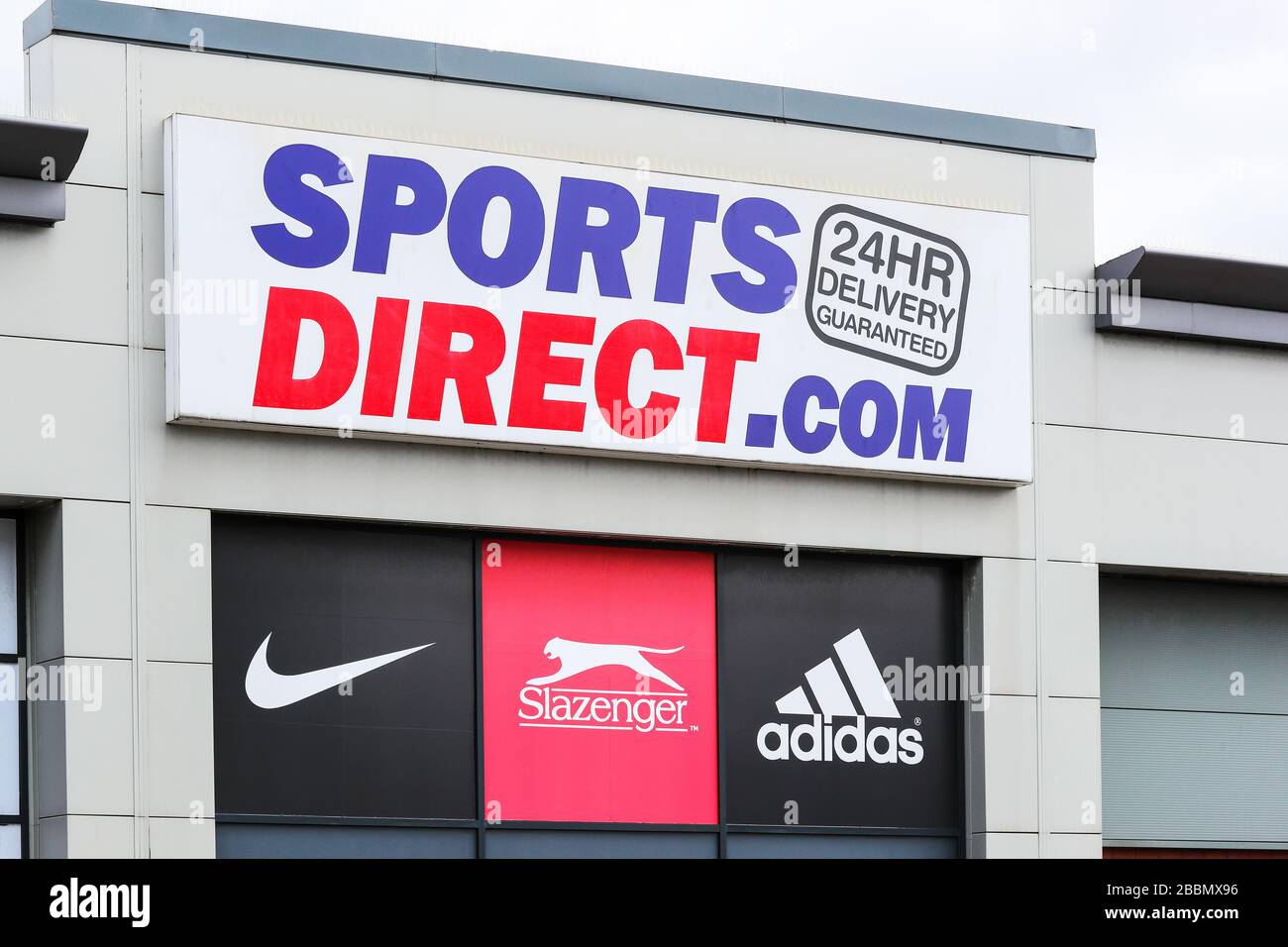 Logo del negozio Sports Direct con pubblicità per attrezzature e abbigliamento sportivi, Ayr, Scotland, UK Foto Stock