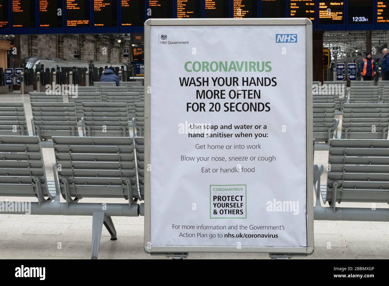 Coronavirus UK - lavarsi le mani più spesso per 20 secondi segno in una molto tranquilla stazione centrale di Glasgow, Glasgow, Scozia, Regno Unito Foto Stock