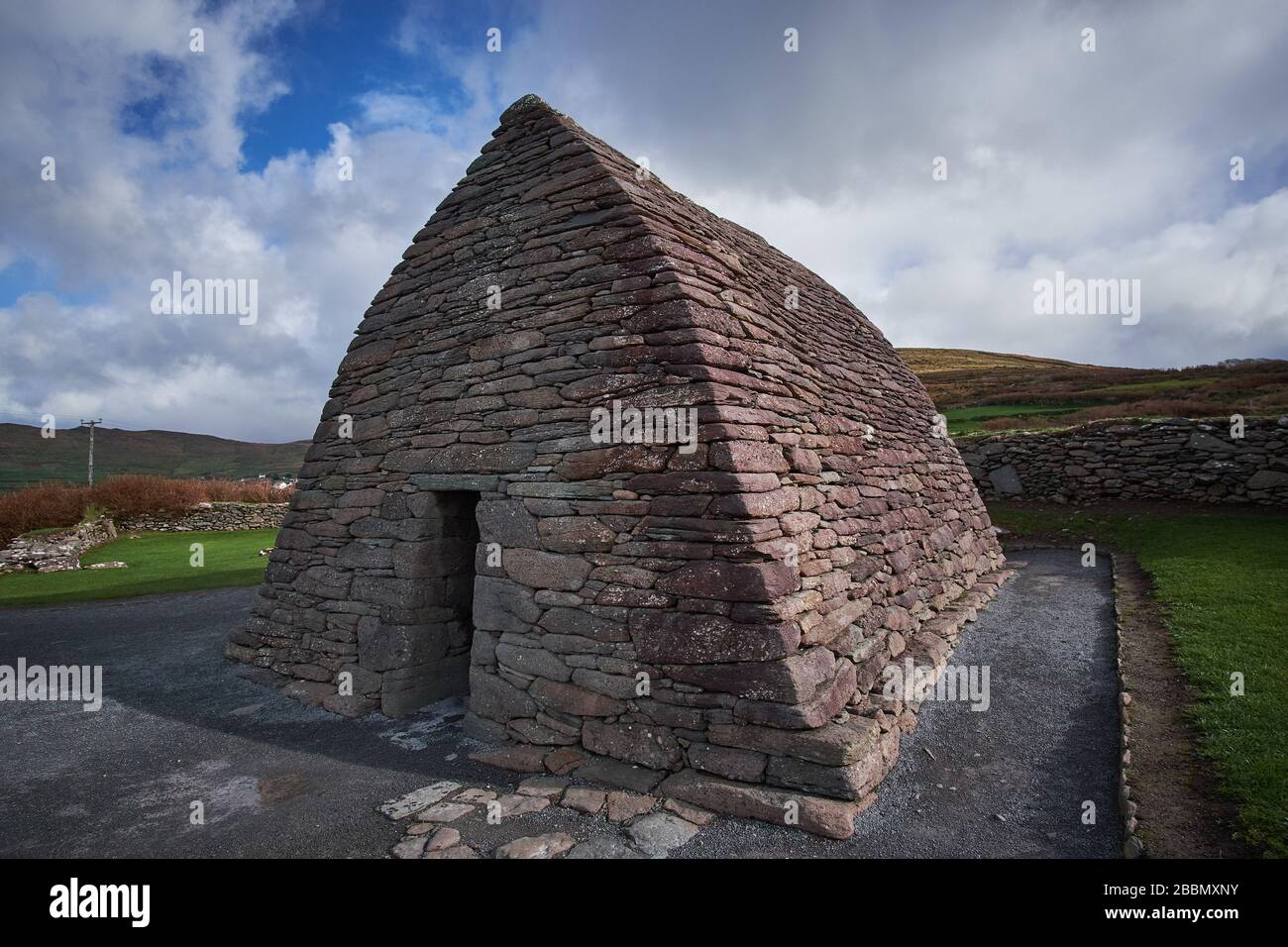 Dingle, Irlanda - 27/10/2018: Struttura dell'alveare dell'oratorio di Gallarus Foto Stock