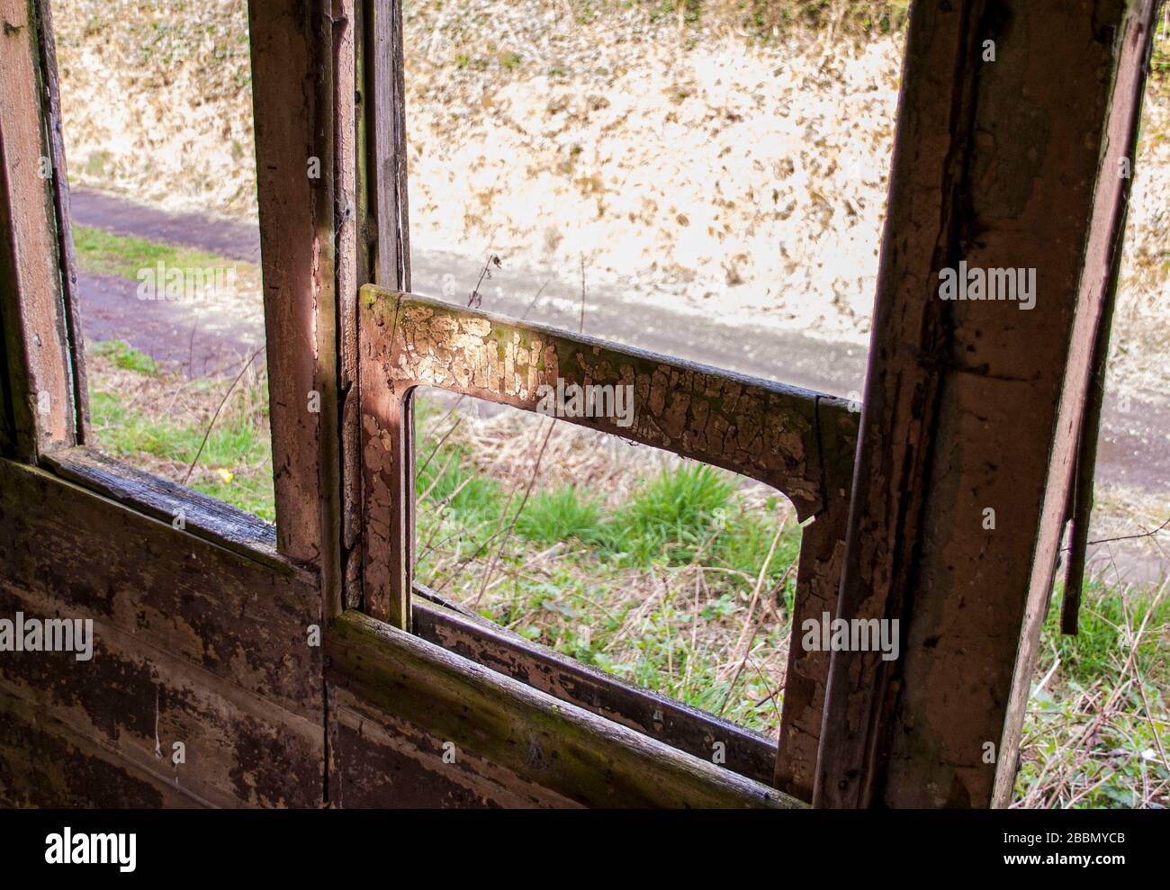 Abbandonata Grande Ferrovia Orientale costruita nel 1883 dedimessionata nel 1911 e utilizzata come stazione di attesa sul ramo Saffron Walden ad Ashdon Foto Stock