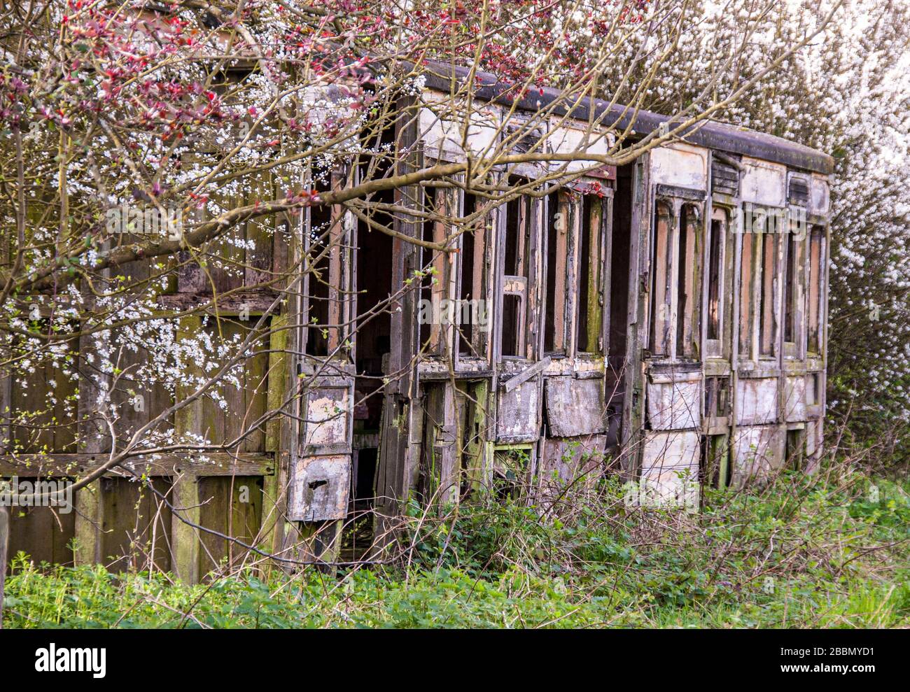 Abbandonata Grande Ferrovia Orientale costruita nel 1883 dedimessionata nel 1911 e utilizzata come stazione di attesa sul ramo Saffron Walden ad Ashdon Foto Stock