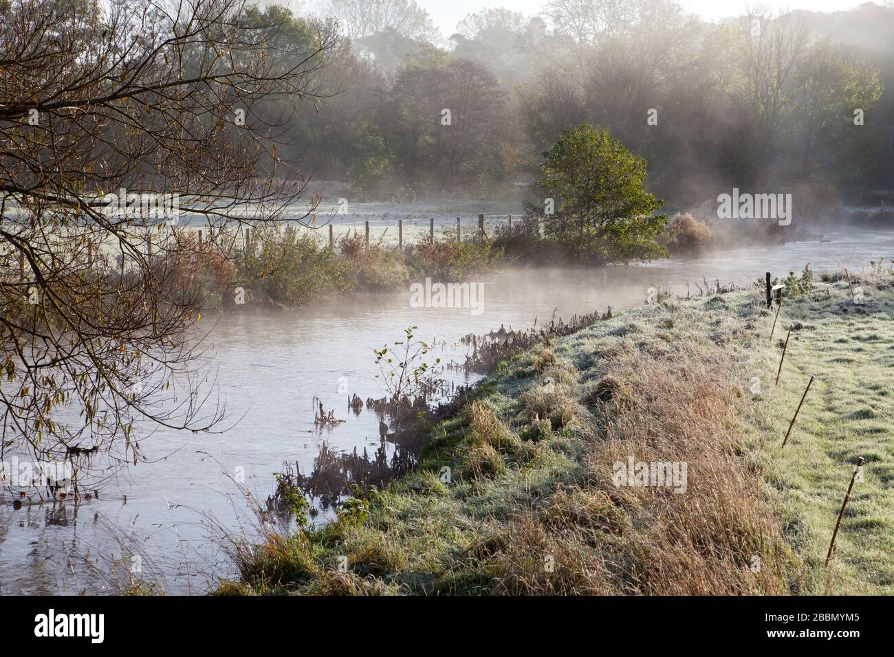 Il fiume Nadder a Compton Chamberlayne nel Wiltshire. Foto Stock