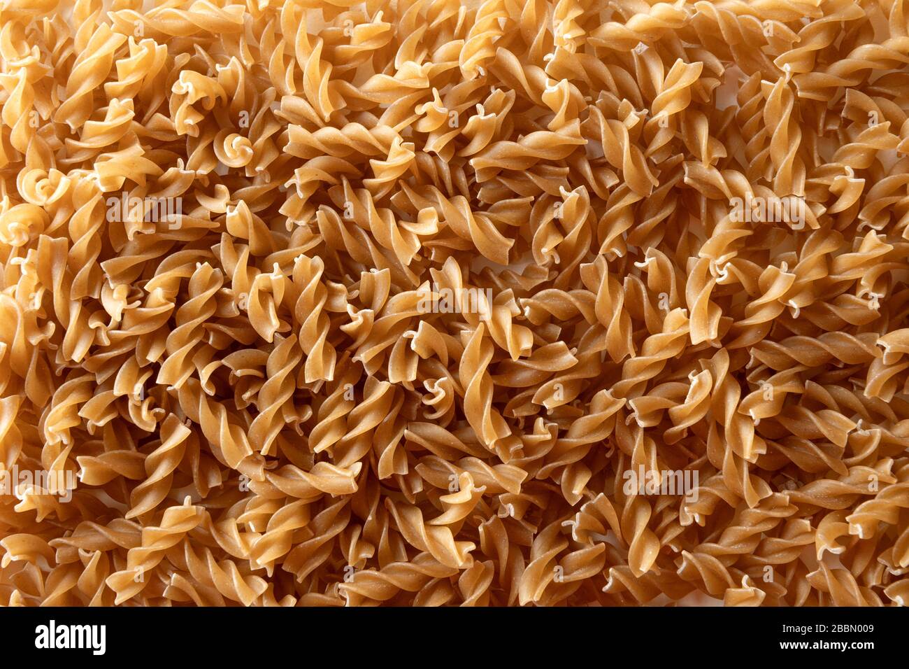Modello di fusilli di farro integrale. Texture. Sfondo astratto. Foto Stock