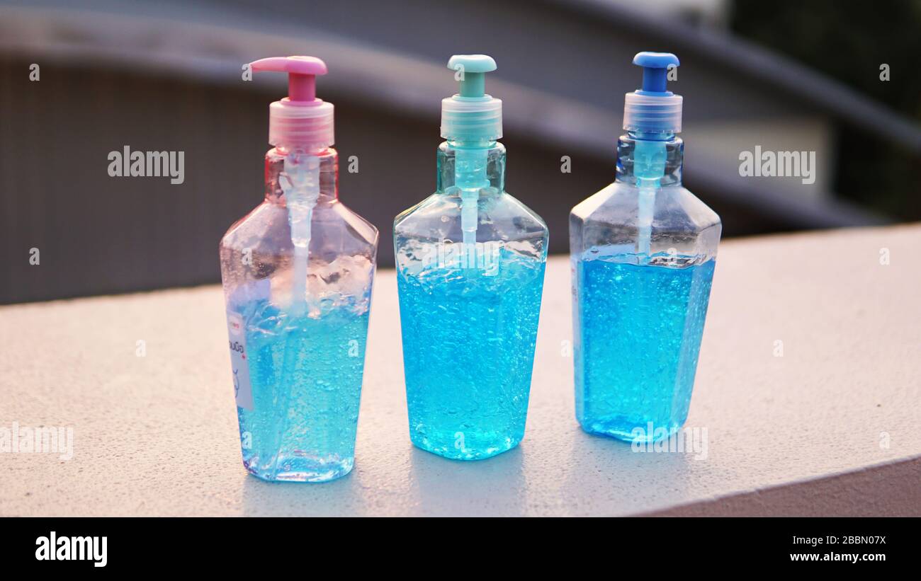 Gel igienizzante per le mani a base di alcool per proteggere contro il virus Corona o la pandemia di Covid-19. Foto Stock