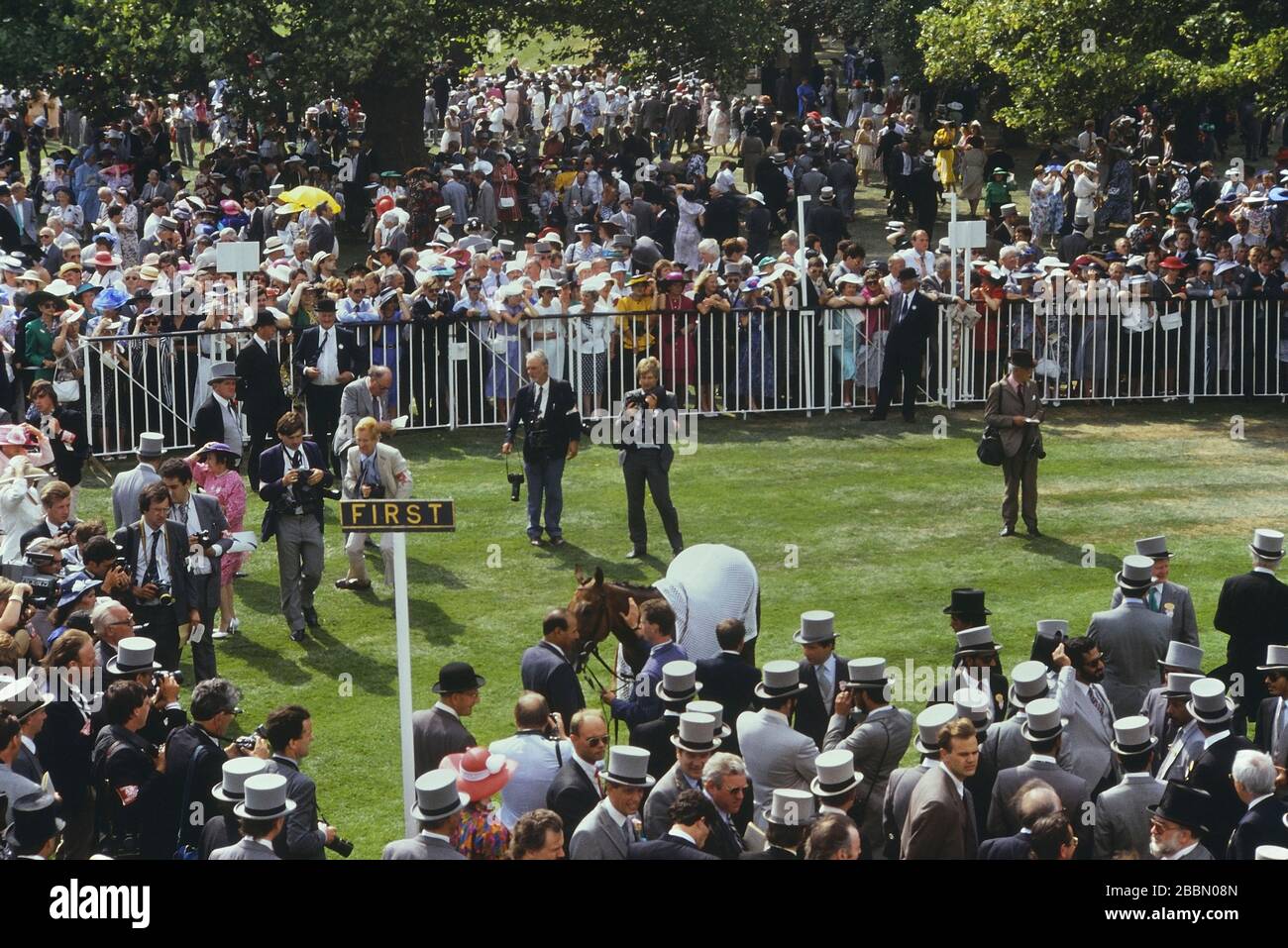 Il recinto dei vincitori dopo una gara al Royal Meeting tenutosi all'Ascot Racecourse di Ascot, in Inghilterra. REGNO UNITO. 1989 Foto Stock