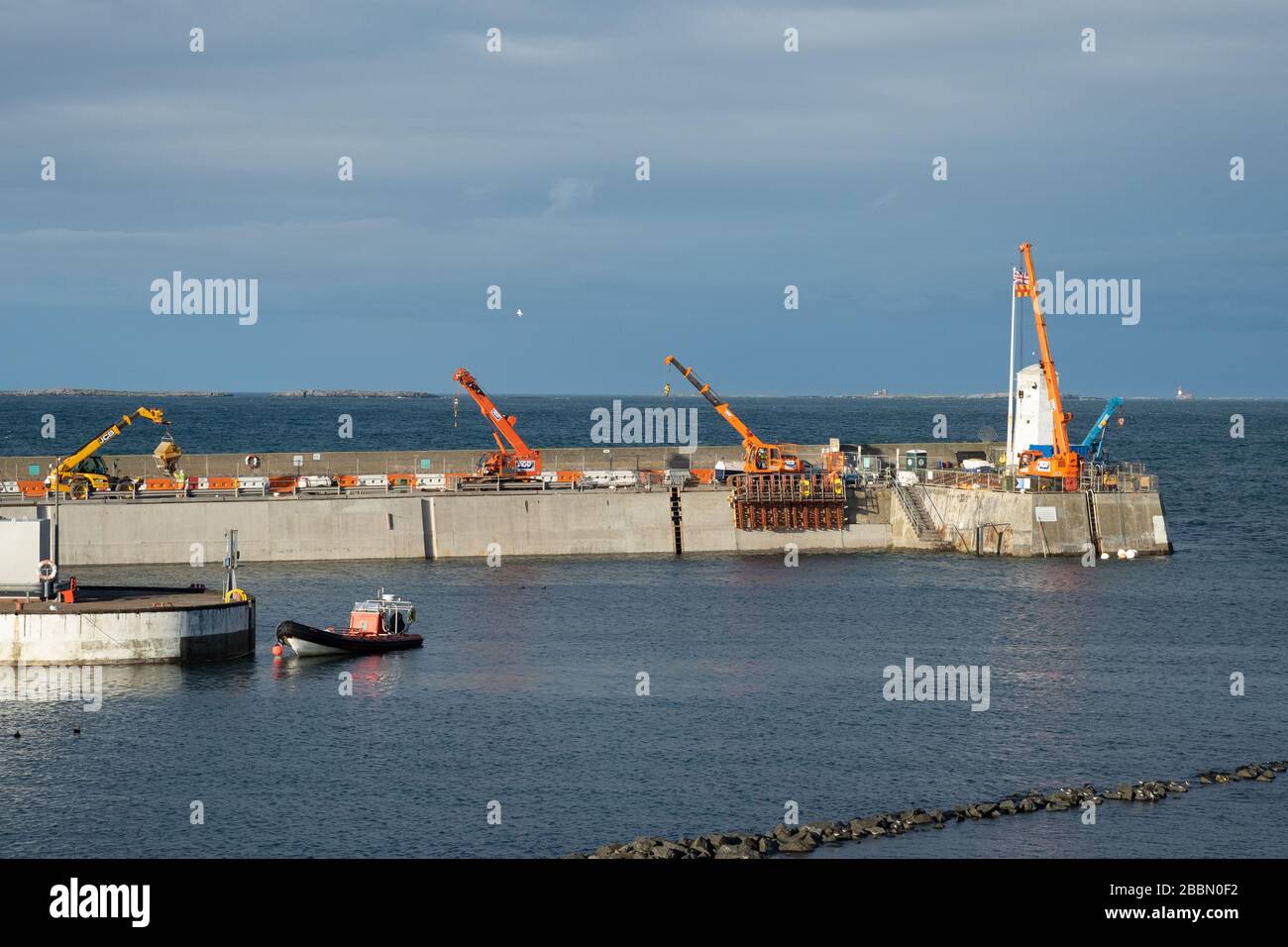Lavori di ristrutturazione al porto di Seahouses; Northumberland; Inghilterra; Foto Stock