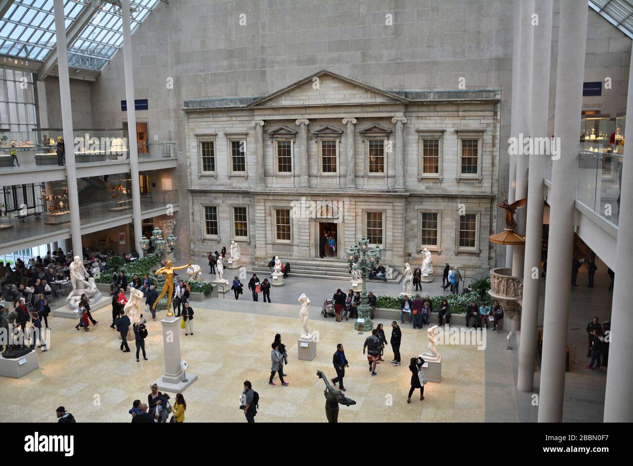 New YORK CITY - 22 OTTOBRE 2014: People Visit Metropolitan Museum of Art.The Charles Engelhard Court in American Wing Foto Stock
