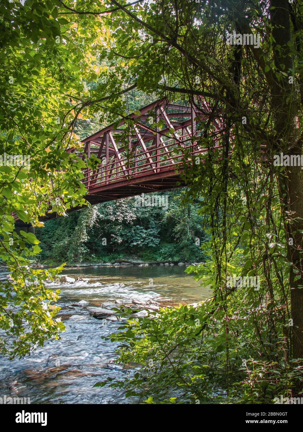 Un ponte pedonale rosso sul Tulpehocken Creek a Reading, Pennsylvania Foto Stock